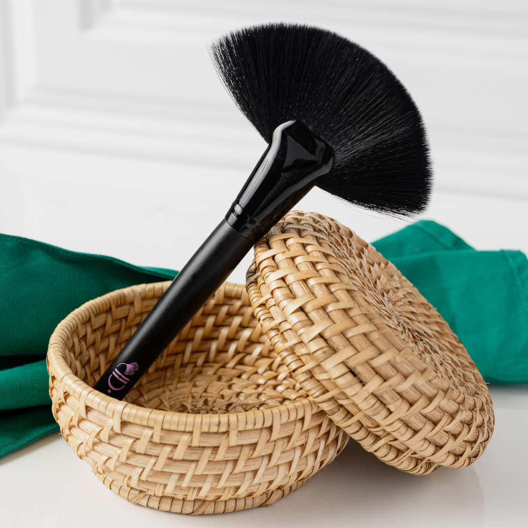 Luxe Fan Brush byDCA